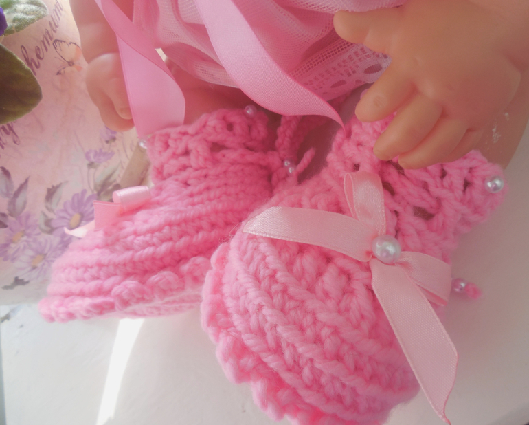 Комплект : чепчик и пинетки