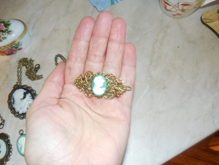 Броши и подвески