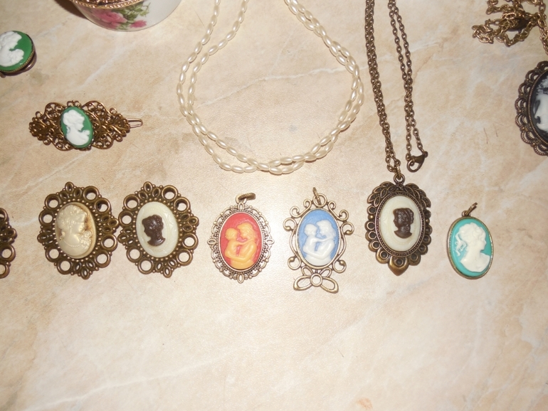 Броши и подвески