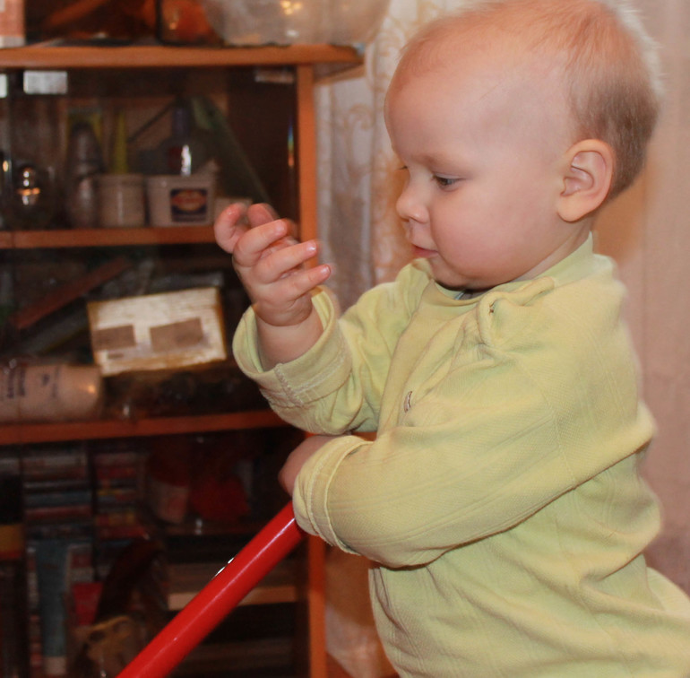 Юная помошница)))