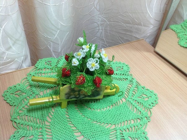 Кустик клубники в подарок.