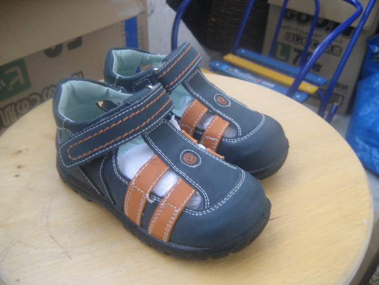 Обувь (кожаная) для девочек и мальчиков от 600 до 750 рублей. Это не вся коллекция. Ассортимент меняется. Производители - Антилопа, Зебра, Сказка, Happy Cowboy, Пирамидка, Солнышко.