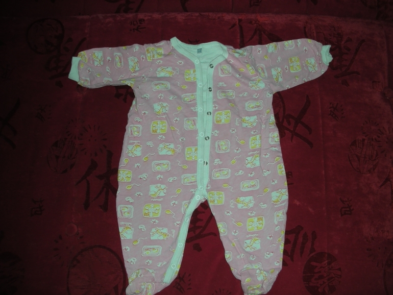 Много одежды на девочку