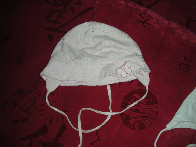 Много одежды на девочку