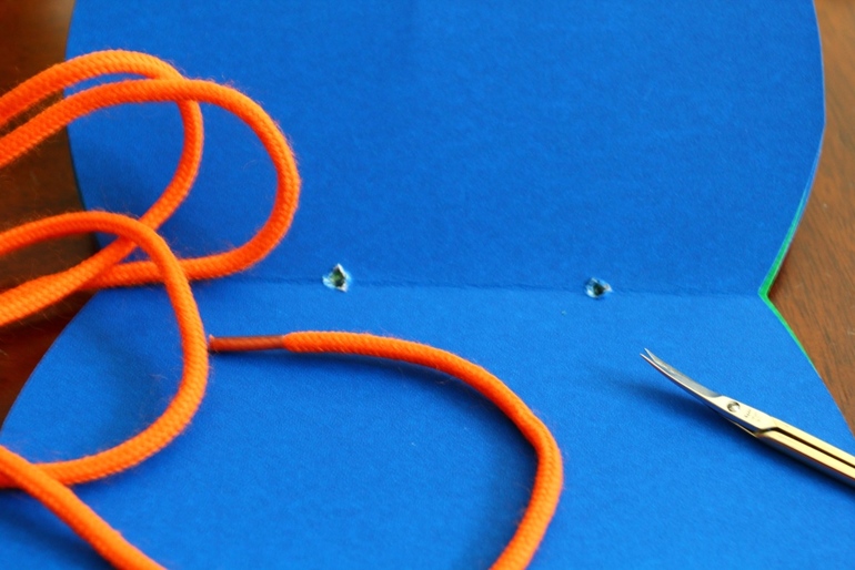 Книга о водных обитателях из картона