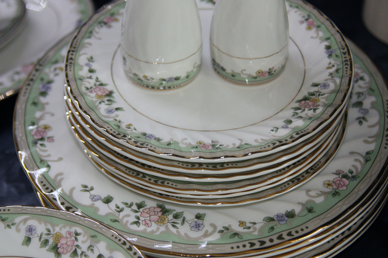 Продам НОВЫЙ столовый сервиз