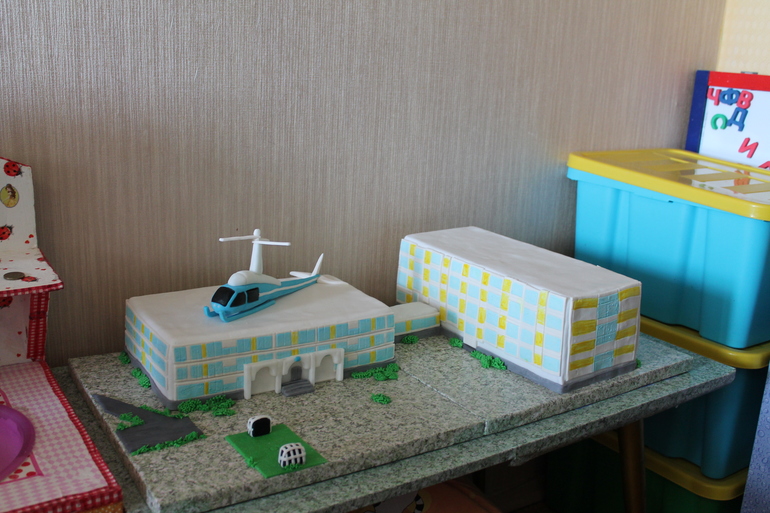 Торт школа с вертолетом.