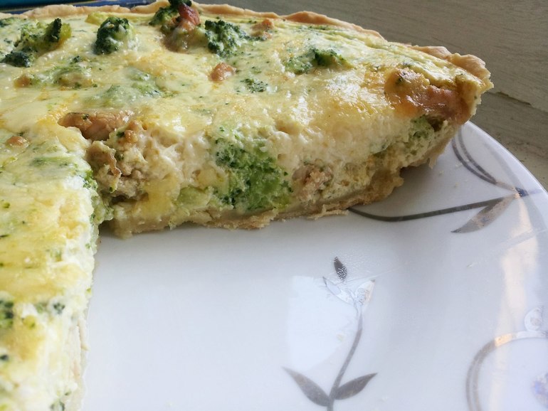 Киш с брокколи, индейкой и сыром