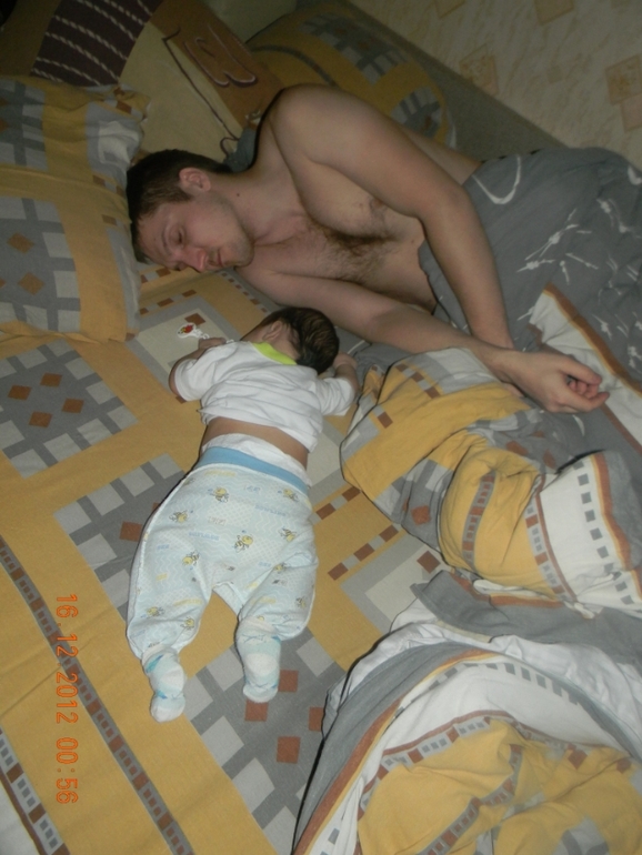 Как сынок любит спать с Папкой!!!