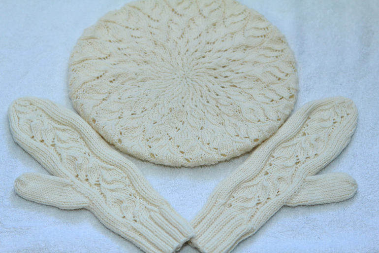 Комплект по мотивам Vogue Knitting, Holiday 2009