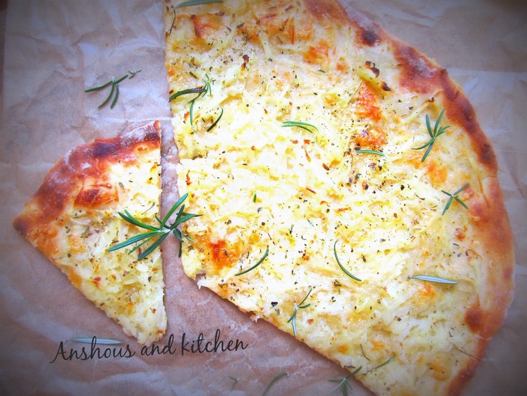 Пицца с картофелем и пряными травками