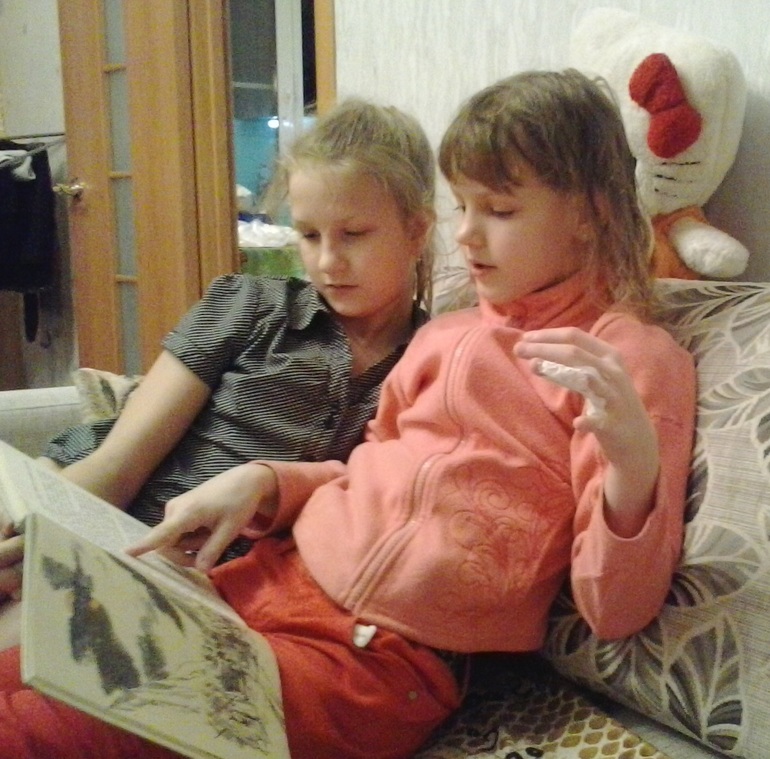Таня читает с Юлей