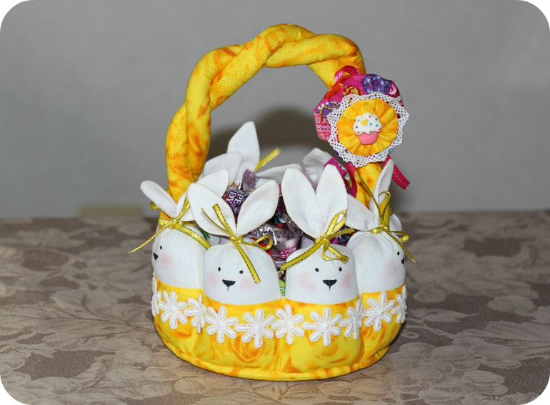Пасхальная корзинка с кроликами
