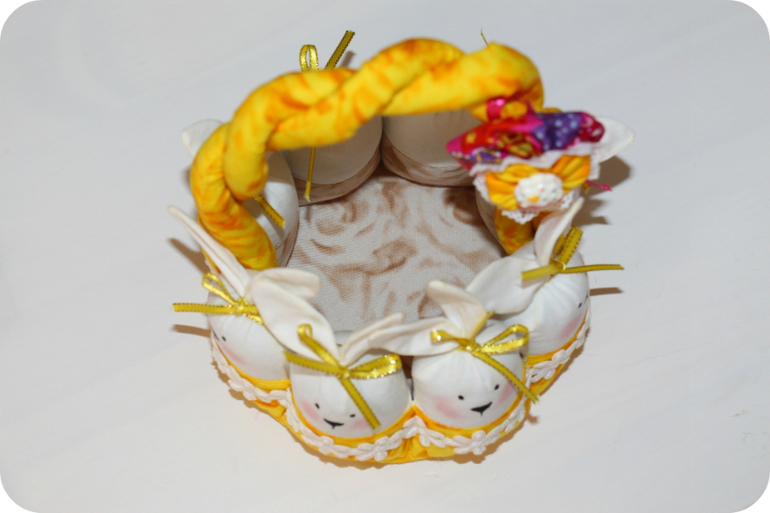Пасхальная корзинка с кроликами