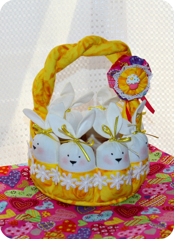 Пасхальная корзинка с кроликами