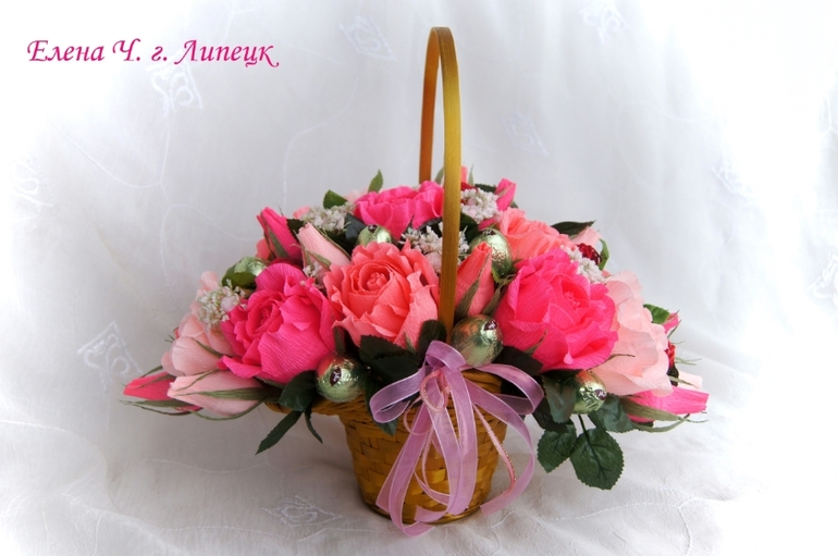 Розы рюшечные, розовые в корзине.