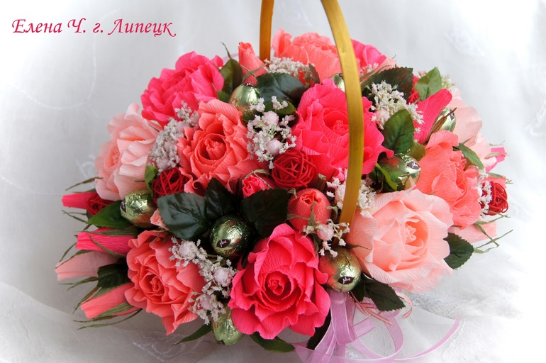 Розы рюшечные, розовые в корзине.