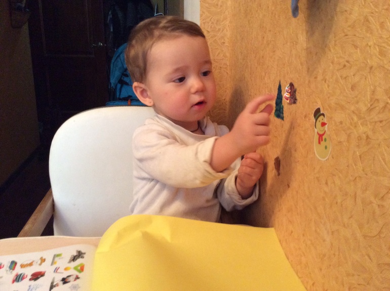 Наше первое занятие с наклейками. И не только.