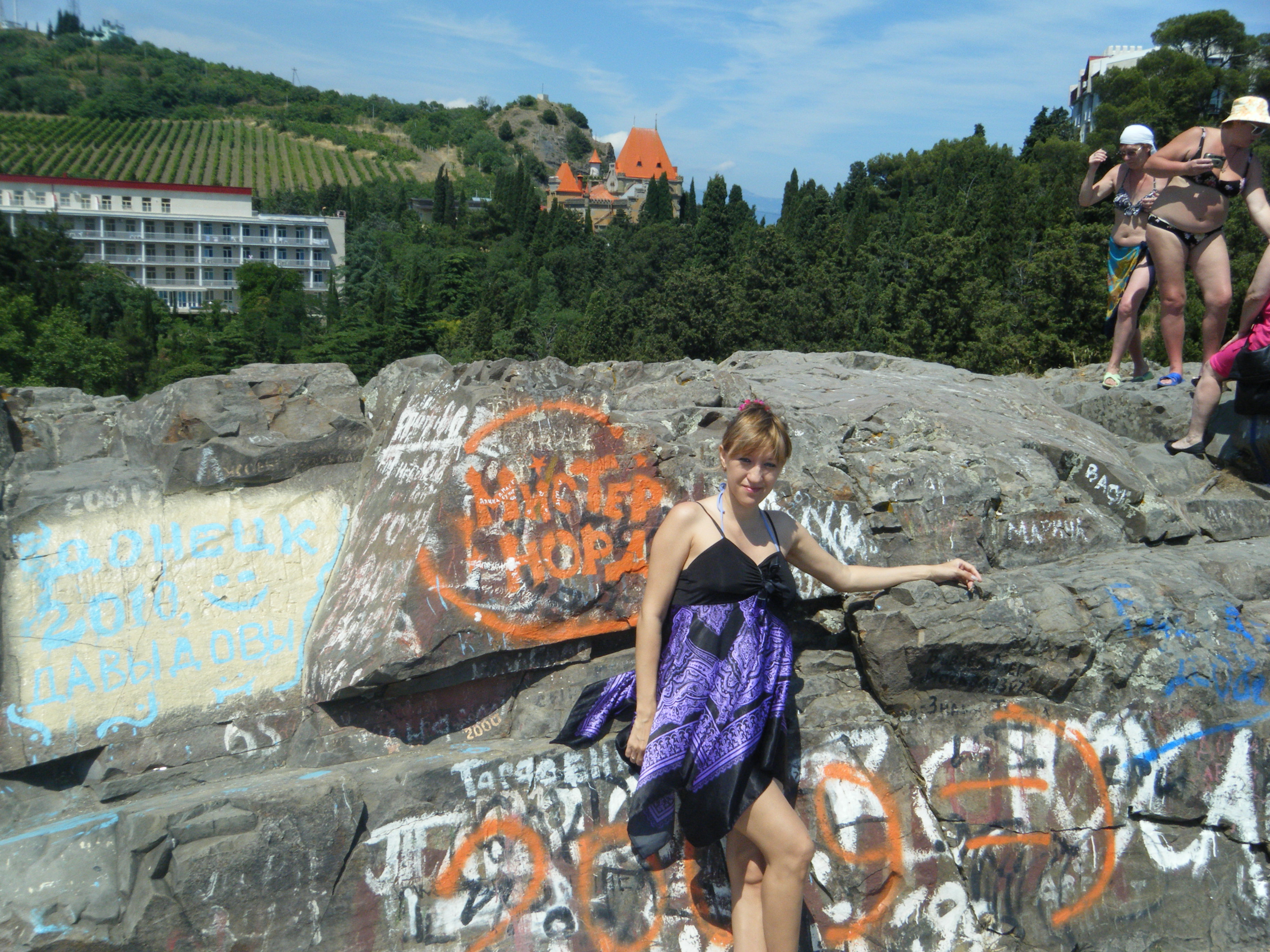 Крым, 2011 год, я и А. в пузе на 25-й неделе.