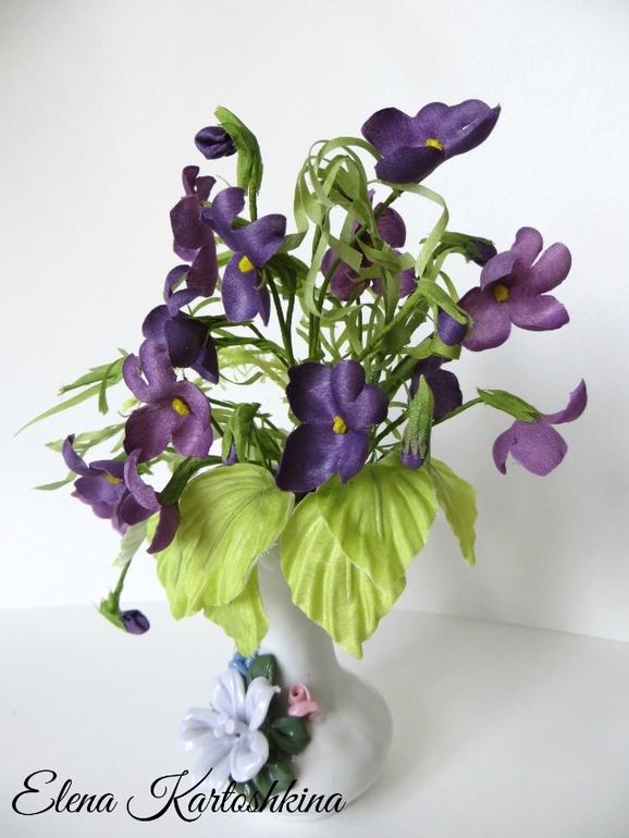 Букет из фиалок и интерьерная роза Луиза.