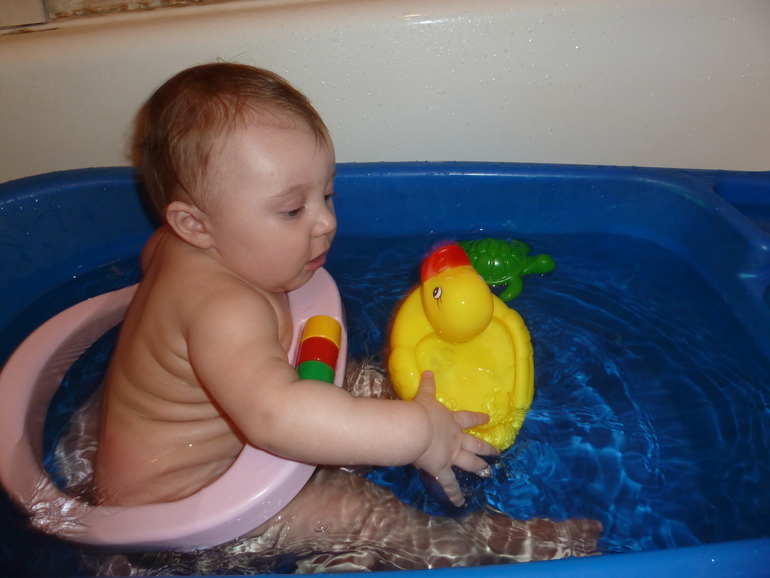 наше первое купание в стульчике!