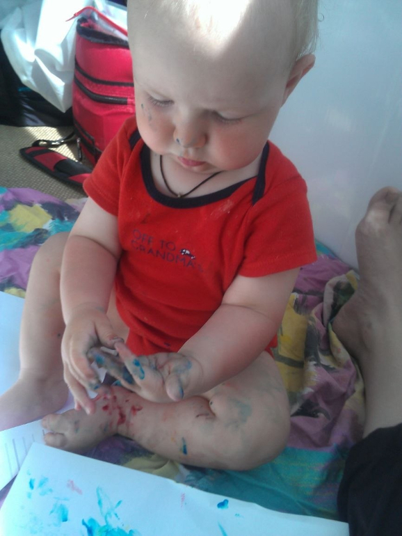 10 мес 10 дней Первый раз рисовали пальчиковыми красками