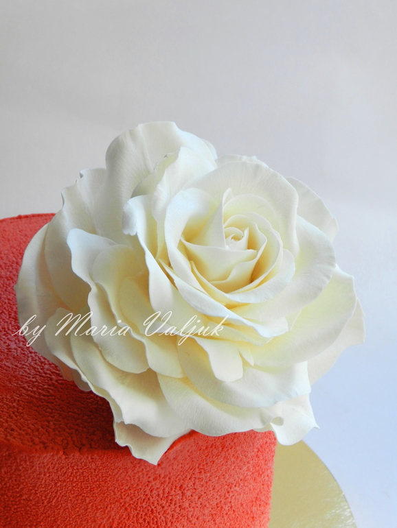 Торт с сахарной розой)