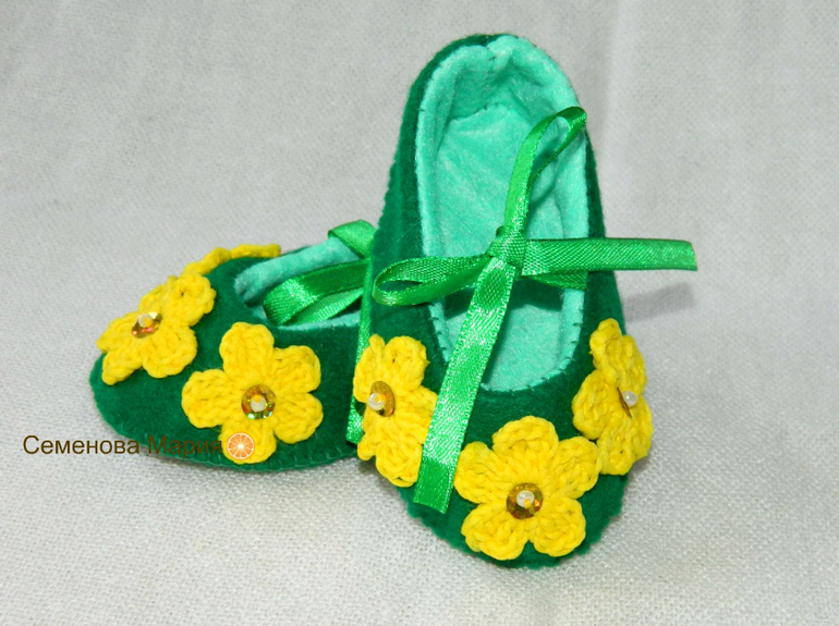 Фетровые именные туфельки на 4 и 5 месяцев дочурки.