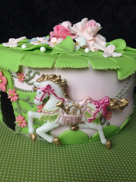 Тортик с лошадкой и капкейками))