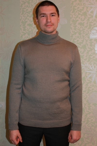 Серый мужской свитер
