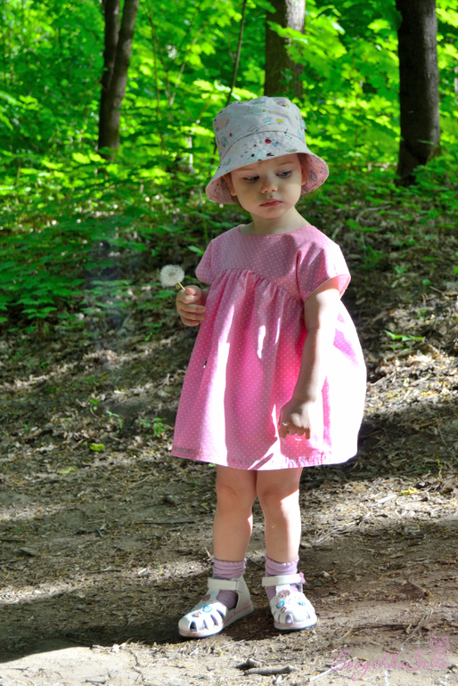 Розовое платье.