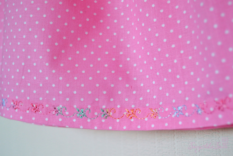 Розовое платье.