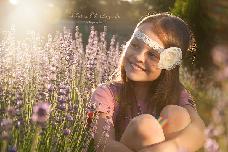 Всем привет! Захожу сюда редко, но...хочется еще немного для себя написать мелочи, которіе потом буду перчитывать. Итак...моя старшая дочка Юличка поступила сама в гимназию, сдавала письменные экзамены п математике и укр. мове - прошла. Теперь будет гимназистка) У них на физкультуре будут обязательные уроки по плаванию - Юля на седьмом небе от счастья) Ромик растет потихоньку, разговаривать правда лениться...все понимает - говоришь ему, например, выключить свет - идет и выключает и т.д , а вот говорить...лентяй. Только говорит такое: