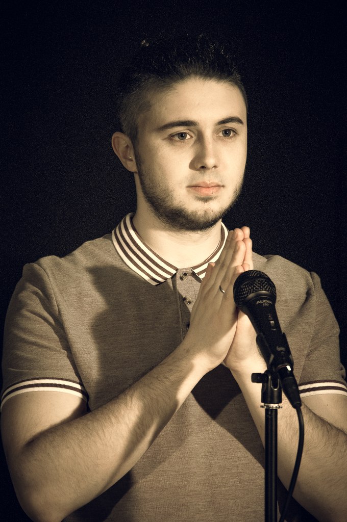 Приветик всем! Не писала давненько, попытаюсь вспомнить чего у нас новенького. Купили новую коляску от которой я просто балдею, очень удобная, легкая, с большой корзиной, с матрасиком и утепленным отстегивающимся чехлом на ножки и что для нас самое главное - компактная в сложенном виде и не огромная, так как я маленькая. На 8 марта мужчины наши нам с дочкой подарили каждой побукетику тюльпанов и мне плойку для выравнивания волос. На позапрошлой неделе ходили гулять в парк, погодка была замечательная. Нафотографировались, белочки там всякие, а в 5 вечера я неожиданно вспомнила, что у меня экзамен в этот день на 7 вечера по фотошколе)))) Экзамен сдала) Еще вспомнила, что снимала как проходят с*емки нового клаппа гр. Антителла на песню "Над полюсами". Записалась на МК свадебного фоторгаф в Киев на май) Уже жду не дождусь. А на прошлые выходные были в селе, поработали все дружненько, а Ромик гладил собаку Боса (это наша собака в селе). Муж спилил мне березовые веточки для работы с новороденными, думаю скоро я покау свои труды в работе) Ромчик растет потихоньку, зубов правда маловато, спит всю ночь, моет пару раз проснуться если раскроется и замерзнет или просто что-то приснится...А так молодец. Ну и как всегда немного фоточек.)