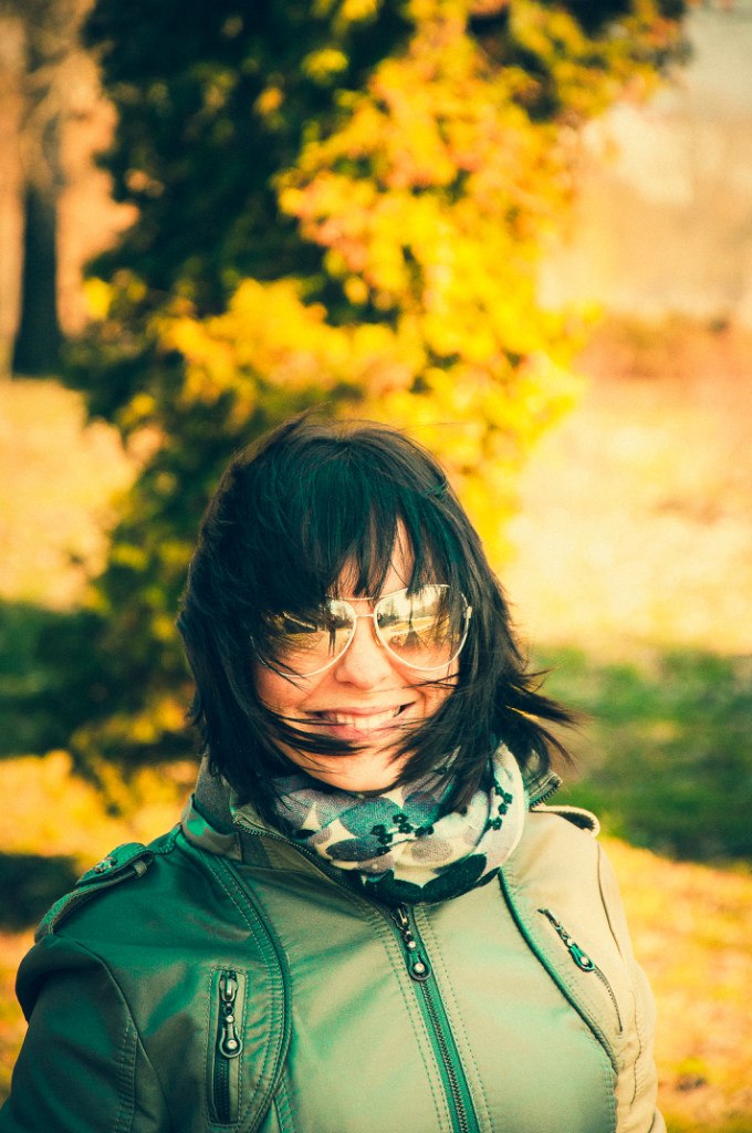 Приветик всем! Не писала давненько, попытаюсь вспомнить чего у нас новенького. Купили новую коляску от которой я просто балдею, очень удобная, легкая, с большой корзиной, с матрасиком и утепленным отстегивающимся чехлом на ножки и что для нас самое главное - компактная в сложенном виде и не огромная, так как я маленькая. На 8 марта мужчины наши нам с дочкой подарили каждой побукетику тюльпанов и мне плойку для выравнивания волос. На позапрошлой неделе ходили гулять в парк, погодка была замечательная. Нафотографировались, белочки там всякие, а в 5 вечера я неожиданно вспомнила, что у меня экзамен в этот день на 7 вечера по фотошколе)))) Экзамен сдала) Еще вспомнила, что снимала как проходят с*емки нового клаппа гр. Антителла на песню "Над полюсами". Записалась на МК свадебного фоторгаф в Киев на май) Уже жду не дождусь. А на прошлые выходные были в селе, поработали все дружненько, а Ромик гладил собаку Боса (это наша собака в селе). Муж спилил мне березовые веточки для работы с новороденными, думаю скоро я покау свои труды в работе) Ромчик растет потихоньку, зубов правда маловато, спит всю ночь, моет пару раз проснуться если раскроется и замерзнет или просто что-то приснится...А так молодец. Ну и как всегда немного фоточек.)