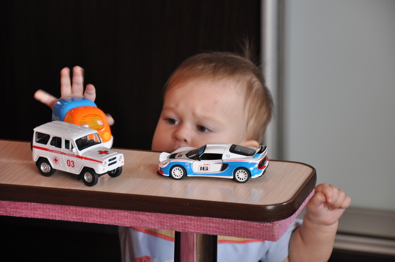 Давно не писала...Я учусь на фотографа, продолжаю делать коробочки "Мамины сокровища" и еще для дисков. Ромчик растет, развивается. Несколько дней назад еще был мороз и мы успели пофотографироваться в санках. Вот несколько фото.