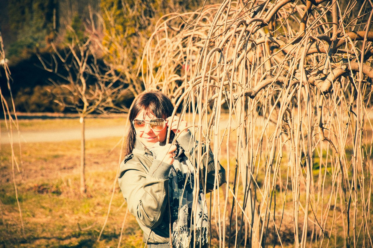 Приветик всем! Не писала давненько, попытаюсь вспомнить чего у нас новенького. Купили новую коляску от которой я просто балдею, очень удобная, легкая, с большой корзиной, с матрасиком и утепленным отстегивающимся чехлом на ножки и что для нас самое главное - компактная в сложенном виде и не огромная, так как я маленькая. На 8 марта мужчины наши нам с дочкой подарили каждой побукетику тюльпанов и мне плойку для выравнивания волос. На позапрошлой неделе ходили гулять в парк, погодка была замечательная. Нафотографировались, белочки там всякие, а в 5 вечера я неожиданно вспомнила, что у меня экзамен в этот день на 7 вечера по фотошколе)))) Экзамен сдала) Еще вспомнила, что снимала как проходят с*емки нового клаппа гр. Антителла на песню "Над полюсами". Записалась на МК свадебного фоторгаф в Киев на май) Уже жду не дождусь. А на прошлые выходные были в селе, поработали все дружненько, а Ромик гладил собаку Боса (это наша собака в селе). Муж спилил мне березовые веточки для работы с новороденными, думаю скоро я покау свои труды в работе) Ромчик растет потихоньку, зубов правда маловато, спит всю ночь, моет пару раз проснуться если раскроется и замерзнет или просто что-то приснится...А так молодец. Ну и как всегда немного фоточек.)