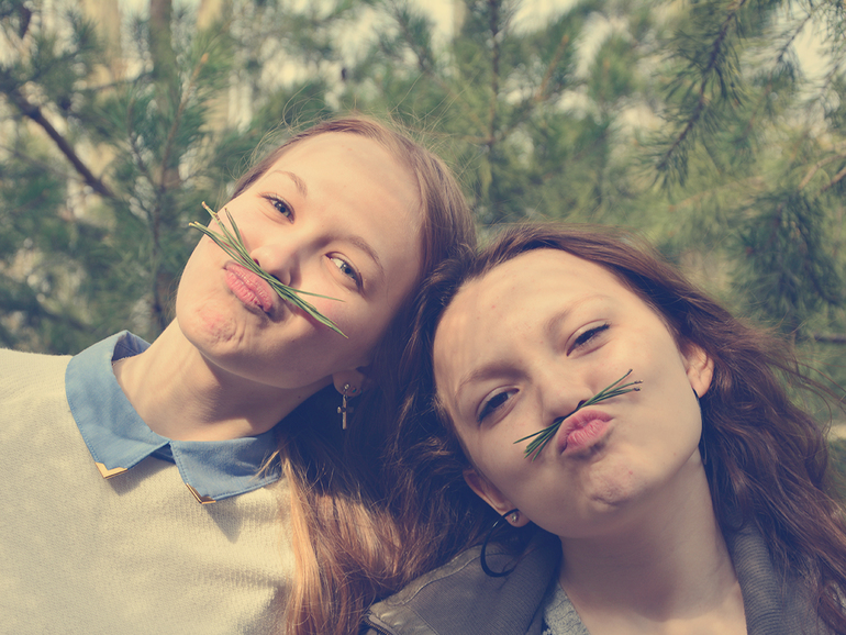 Аленка и недовольная подружка...