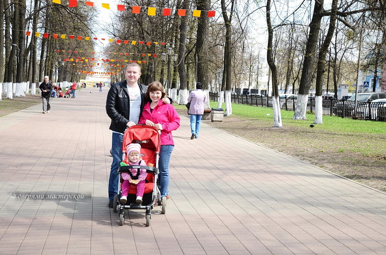 Весенние прогулки по Ярославлю (Насте почти 2 годика)