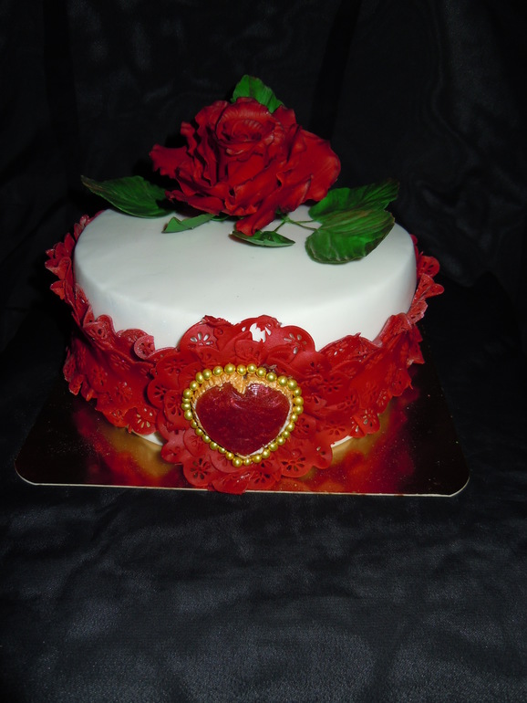 Торт с красной розой