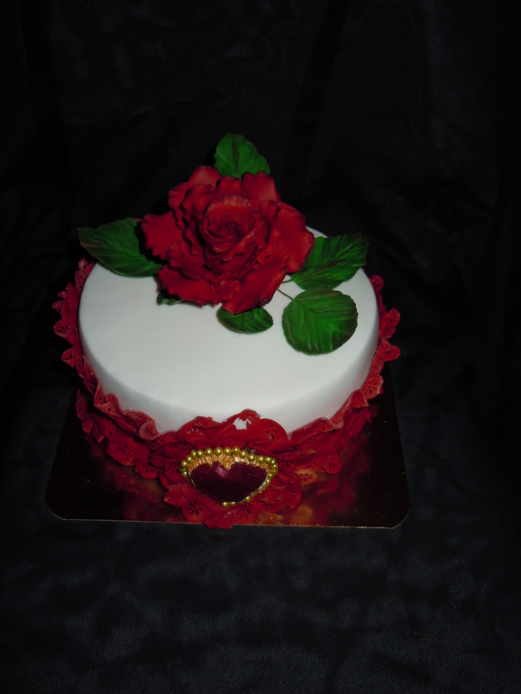 Торт с красной розой