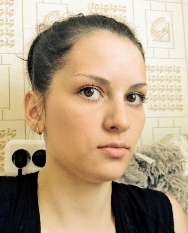 Красная помада и форма бровей.