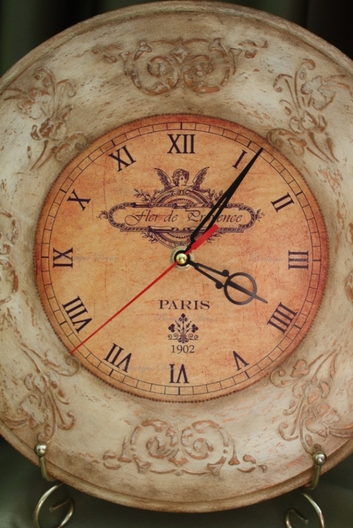 Опять идут старинные часы....