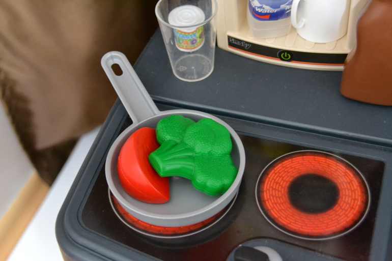 Маленькая хозяйка (на кухне)