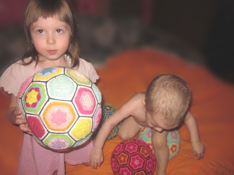 Вязаные мячи - для деток, для взрослых и для интерьера