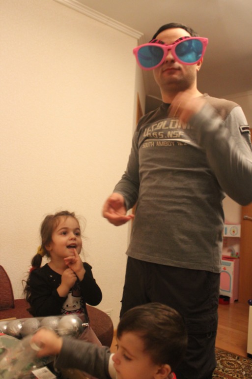 Наряжают елку