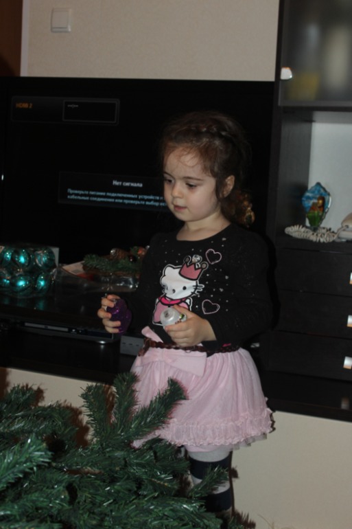 Наряжают елку