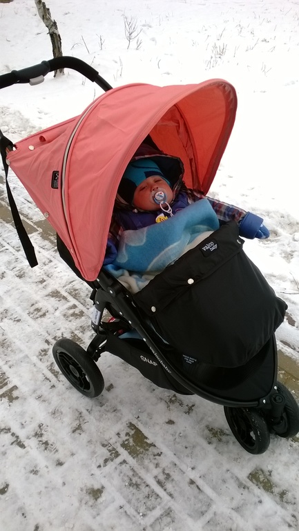 Наша первая прогулка, в прогулке))))))))