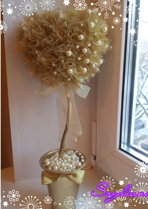 Топиарий из органзы и два мини-деревца.