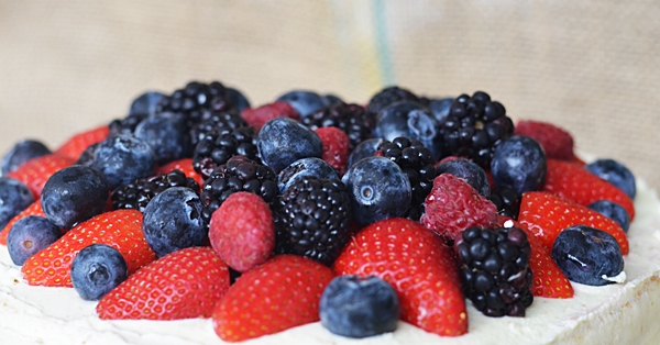 Кремовое сердце с ягодами.